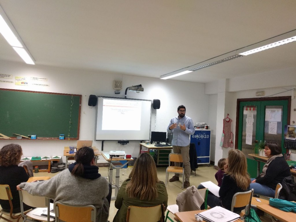 Nuevas tecnologías con las familias de Urretxindorra Herri Eskola